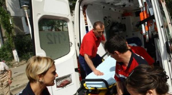 un barbat de 38 de ani a decedat dupa ce a cazut de la etajul al treilea al unui bloc