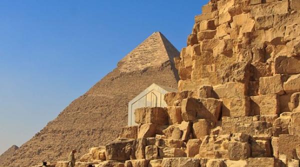 ruinele unei cladiri antice imense descoperite la sud de cairo