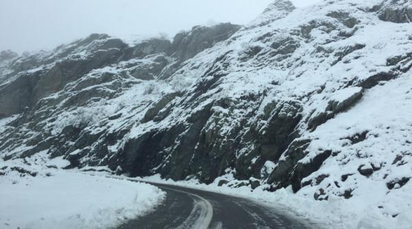 circulatie rutiera se desfasoar in conditii de iarna pe transfagarasan stratul de zapada are 10 centimetri