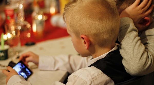 abilitatile cognitive la copii influentate de timpul petrecut in fata ecranului