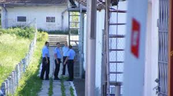 zeci de sindicalisti de la phoenix au pichetat sediul penitenciarului de maxima siguranta din galati
