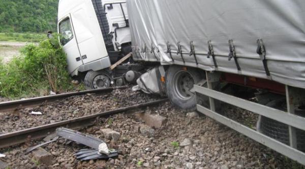 alerta traficul feroviar este inchis din cauza unui tir rasturnat pe calea ferata