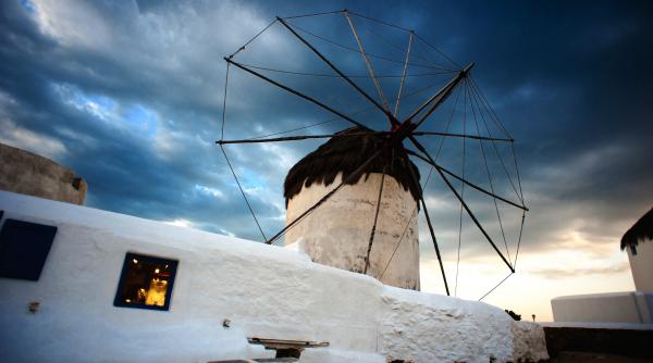 scoli inchise si ambarcatiuni ancorate din cauza vremii severe in grecia