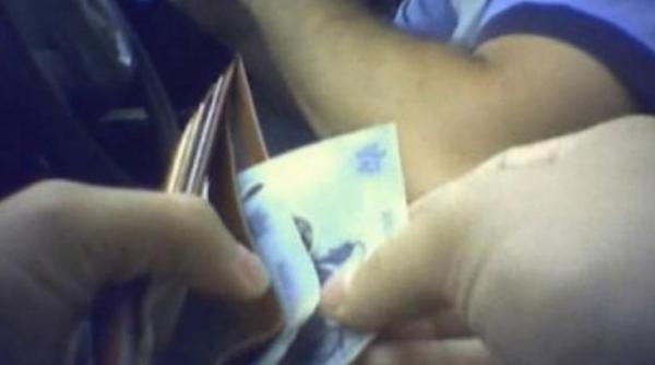 un politist de la rutiera e acuzat ca a primit 1 000 lei mita pentru a nu suspenda permisul unui sofer