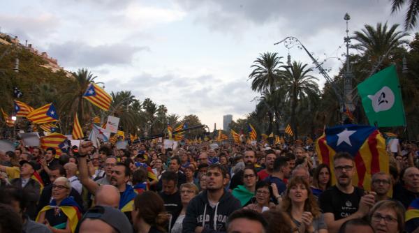 manifestatii la barcelona pro si contra independentei cataloniei