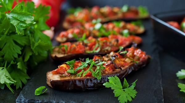 reteta zilei vinete la cuptor cu rosii ardei iute si usturoi