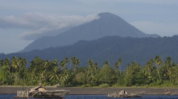 vulcanul soputan de pe insula indoneziana sulawesi a erupt