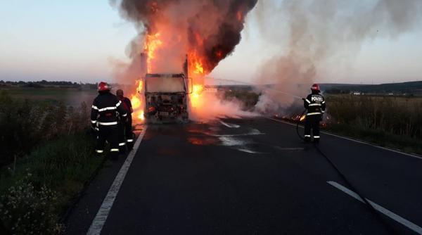 un microbuz si o masina cuprinse de flacari pe a1 in apropiere de saliste