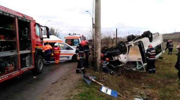 accident teribil in vaslui un microbuz plin cu calatori s a rasturnat un mort si 12 raniti