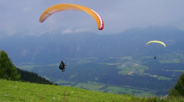 alerta in brasov un barbat cazut cu parapanta in zona bunloc de langa sacele