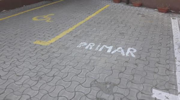 circ cu locuri de parcare si masini de serviciu la primaria orasului stefanesti