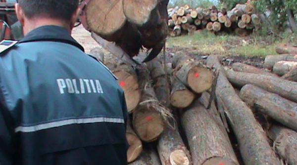 pompierii brasoveni intervin pentru salvarea unui barbat prins sub o remorca incarcata cu lemne