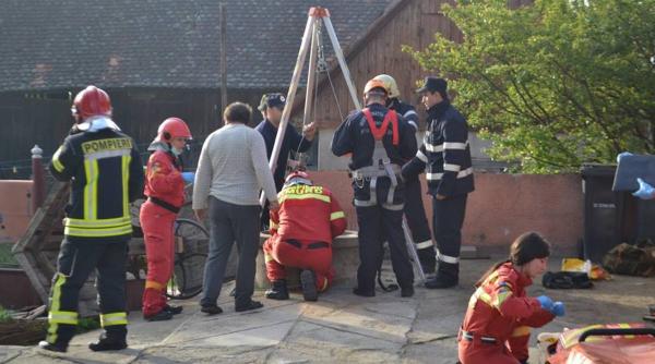 incredibil o femeie din valcea a fost scoasa de pompieri dintr o fantana in care cazuse de doua zile