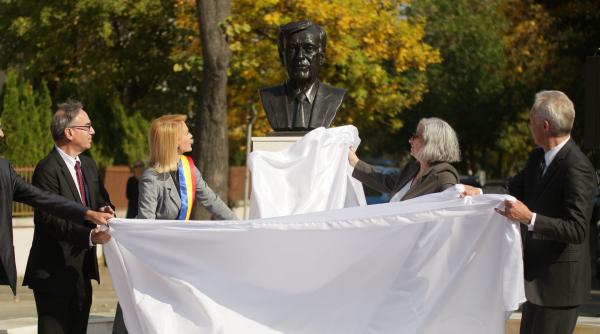 o statuie pentru elie wiesel