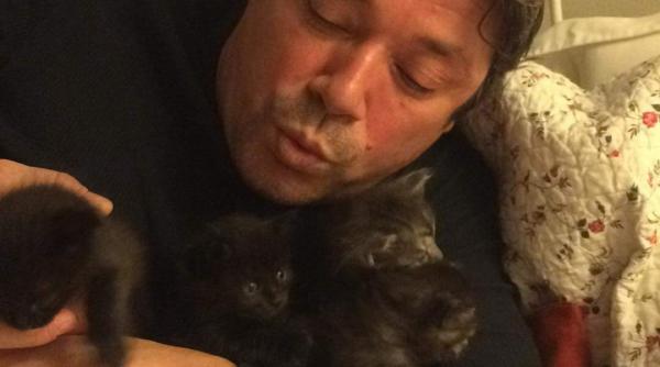 cristi iacob juratul de la te cunosc de undeva este un mare iubitor de pisici eu sunt cel care o moseste pe usi pisicuta noastra