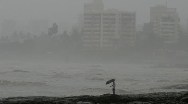 mii de persoane evacuate in india din cauza unui ciclon puternic