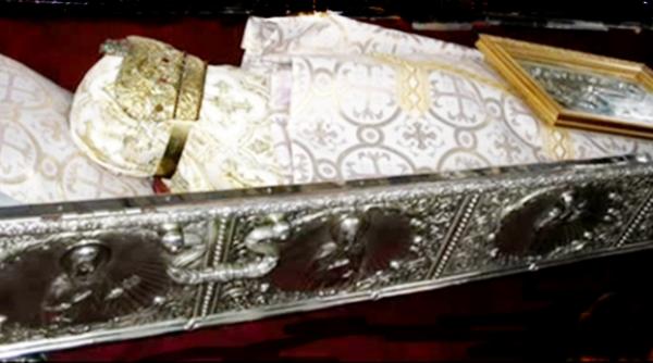 racla cu moastele sf parascheva scoasa in procesiune si depusa in baldachinul din curtea catedralei mitropolitane