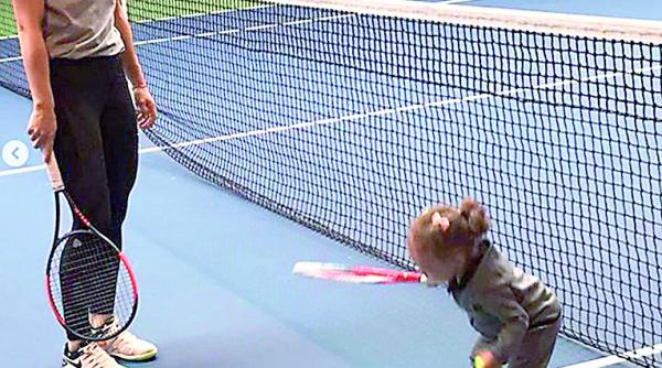 halep cu ajutoare pe terenul de tenis