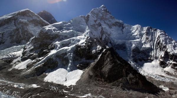 cel putin opt alpinisti si au pierdut viata in nepal