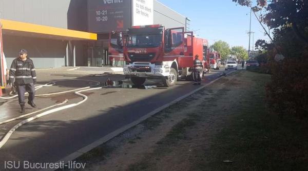 incendiu la un complex comercial din zona baneasa