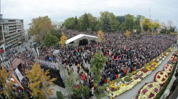 peste 10 000 de credinciosi asista la slujba religioasa oficiata de mitropolitul teofan de hramul sfintei parascheva