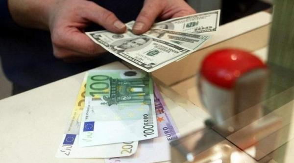 curs valutar leul s a depreciat in raport cu euro si dolarul american