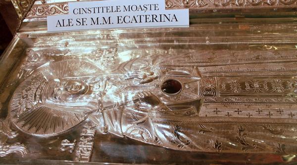 racla cu moastele sfintei mucenite ecaterina dusa inapoi in grecia