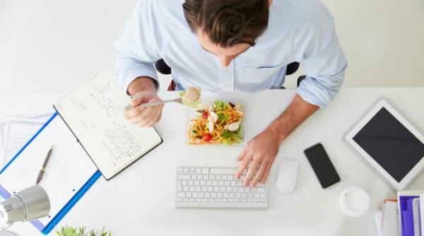 romanii sunt in topul angajatilor din europa care prefera sa consume pranzul pe tastatura computerului