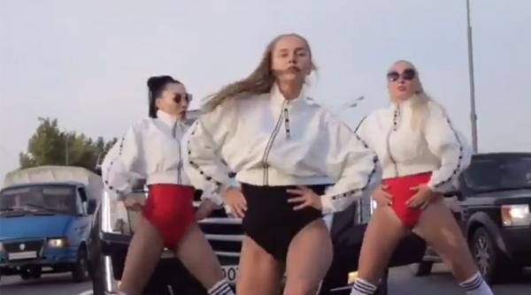 video sotia unui deputat a blocat un drum pentru filmarea unui videoclip