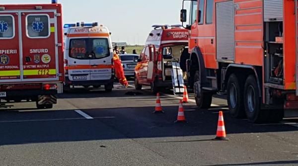accident dramatic in vrancea trei persoane au fost ranite dupa ce un tir s a rasturnat peste masina in care aflau