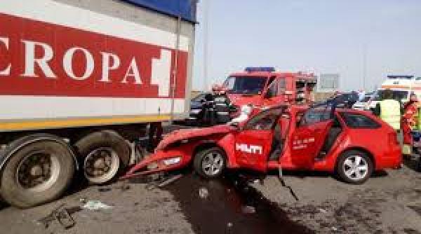 patru persoane au fost ranite dupa ce masina in care se aflau a intrat in coliziune cu un tir