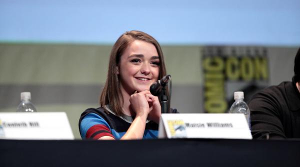 maisie williams arya stark in game of thrones isi face debutul in lumea teatrului