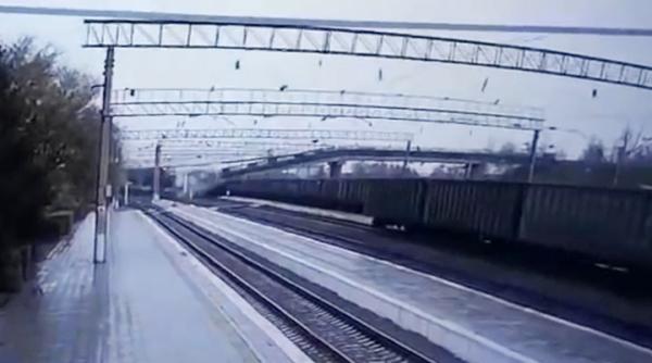 video un pod care trecea peste calea ferata transsiberiana s a prabusit cand un camion se afla pe el