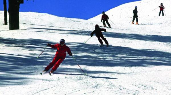 instalatiile de inzapezire a domeniului schiabil din poiana brasov sunt pregatire pentru sezonul de iarna 2018 2019