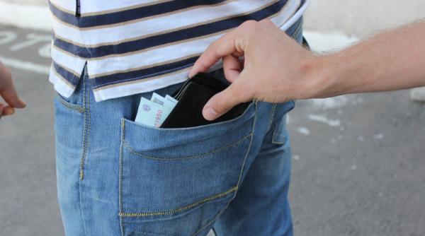 patru suspecti de furt retinuti in urma a 12 perchezitii domiciliare efectuate in judetele botosani si ilfov