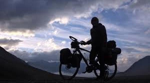 primul roman care a traversat americile pe bicicleta din alaska pana in tara de foc a ajuns la capatul lumii