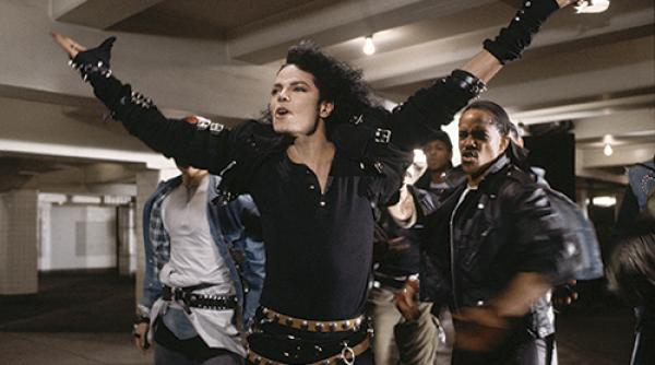 jacheta purtata de michael jackson in turneul bad estimata la 100 000 de dolari scoasa la licitatie