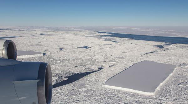 oamenii de stiinta de la nasa au fotografiat un iceberg dreptunghiular
