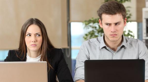 opt din zece romani sunt invidiosi pe colegii de munca