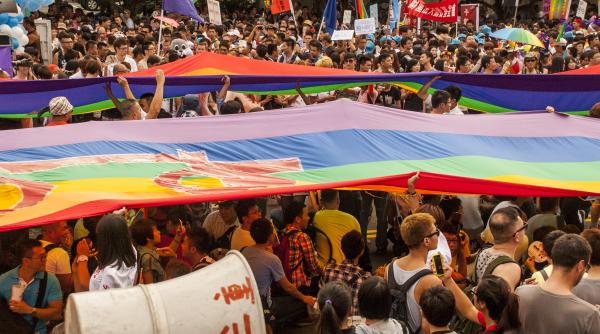 taiwan zeci de mii de persoane au participat la parada pentru drepturile persoanelor lgbt