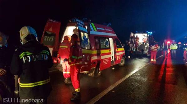 accident grav in hunedoara un autocar cu 72 de oameni la bord s a rasturnat o persoana a murit si alte 23 au ajuns la spital