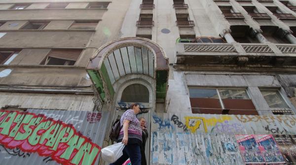 scolile si gradinitele care stau sa pice peste elevi