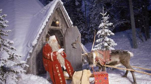 pregatiri de sarbatori in laponia mos craciun si a facut vaccinul antigripal si a inceput recrutarea elfilor