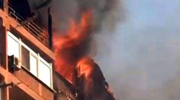 iasi trei persoane ranite intr un incendiu izbucnit la etajul patru al unui bloc