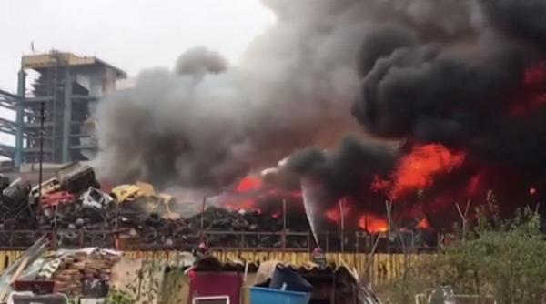 alerta incendiul la depozitul de masini dezmembrate s a extins iar isu a marit efectivele