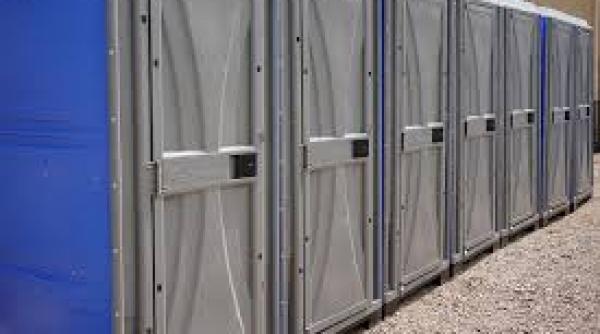 doi barbati au furat o suta de toalete mobile din curtea companiei la care lucrau