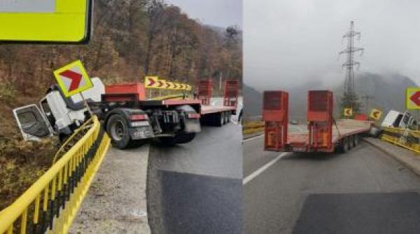 circulatia este blocata pe dn 7 dupa ce un autotren a derapat si a ramas suspendat deasupra caii ferate in apropiere de centura calimanesti