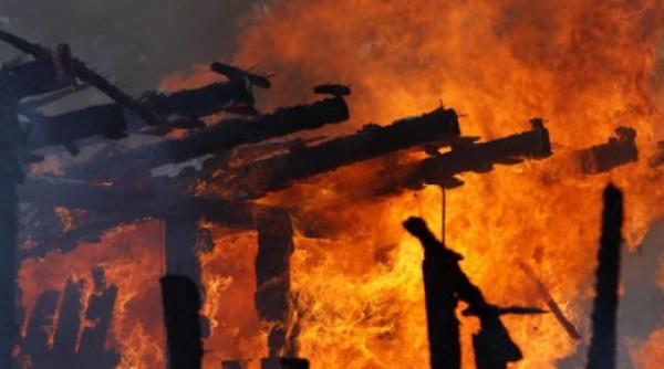 incendiu violent in cartierul de baraci din cernavoda o femeie a fost transportata la spital