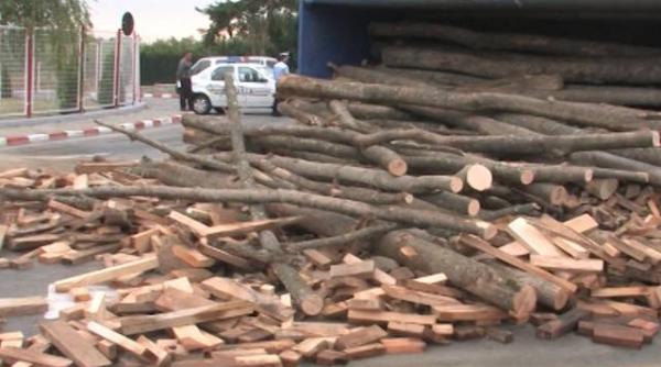 patru persoane au fost ranite intr un accident pe dn14 lemnele dintr un tir s au rasturnat pe o masina