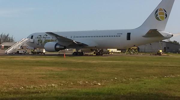 sase raniti dupa ce un avion al companiei fly jamaica a aterizat de urgenta in guyana